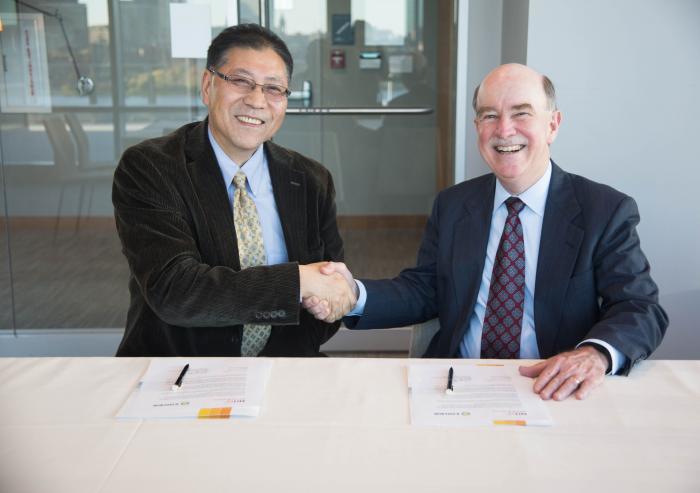 Zhu Zhenqi (left), president of ENN Energy Research Institute, and Robert Armstrong, director of the MIT Energy Initiative, sign the agreement for ENN's membership in MITEI's Center for Energy Storage Research.Photo: Kelley Travers/MITEI