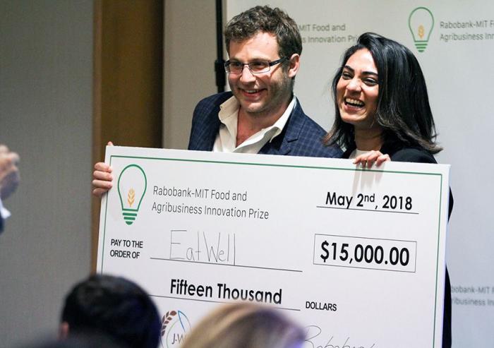 Dan Wexler (left) and Priya Patel of EatWell, which won the $15,000 grand prize at this year's Rabobank-MIT Food and Agribusiness Innovation Prize competition. Photo: Andi Sutton/Abdul Latif James World Water and Food Security Lab (J-WAFS)