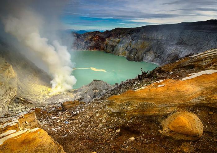 Researchers have found that a class of molecules called sulfidic anions may have been abundant in Earth’s lakes and rivers. Researchers have found that a class of molecules called sulfidic anions may have been abundant in Earth’s lakes and rivers.