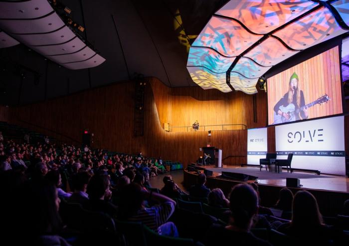 
              Globally recognized artist Beatie Wolfe commences Solve at MIT in Kresge Auditorium.
              Photo courtesy of MIT Solve.
      