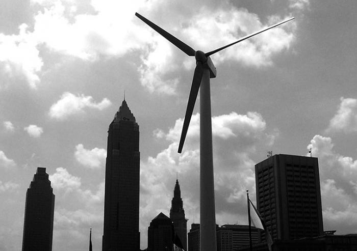 A wind turbine on the coast of Lake Erie in Cleveland, Ohio Photo: Sam Bobko/Flickr