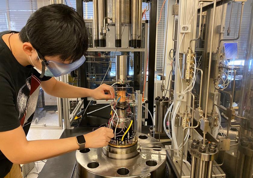 Postdoc Tiange Xing conducts an experiment in the Peč Lab related to the group’s newly funded project to expand understanding of new processes for storing CO2 in basaltic rocks by converting it from an aqueous solution int...
Postdoc Tiange Xing conducts an experiment in the Peč Lab related to the group’s newly funded project to expand understanding of new processes for storing CO2 in basaltic rocks by converting it from an aqueous solution int...