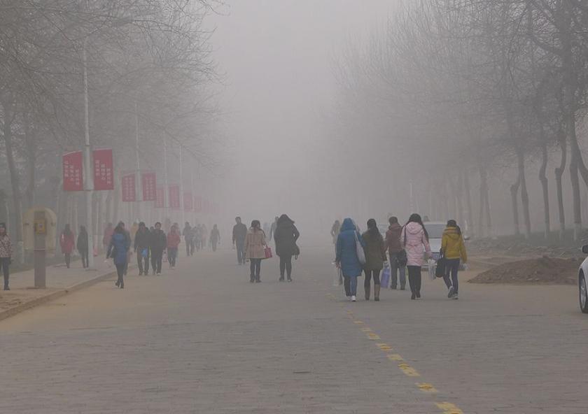 University students walk through dense air pollution at Anyang Normal University in Henan Province, China.Photo: V.T. Polywoda/Flickr