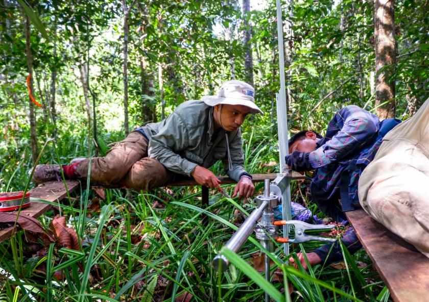 Researchers conduct carbon monitoring in a peat swamp forest in Central Kalimantan, Indonesia in 2017.
Photo: Sigit Deni Sasmito/CIFOR
Researchers conduct carbon monitoring in a peat swamp forest in Central Kalimantan, Indonesia in 2017.
Photo: Sigit Deni Sasmito/CIFOR