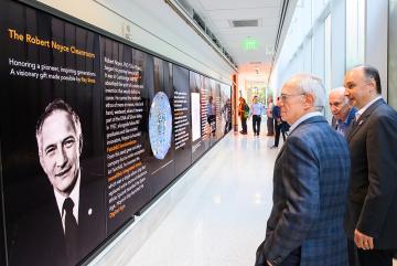 Left to right: MIT President Emeritus L Rafael Reif, MIT.nano faculty director Professor Vladimir Bulović, and Ray Stata ’57, SM ’58 view a celebration of Robert Noyce’s life and accomplishments on the MIT.nano digital gallery. Made possible through a gift by Stata, MIT.nano’s cleanroom has been named the Robert N. Noyce (1953) Cleanroom.