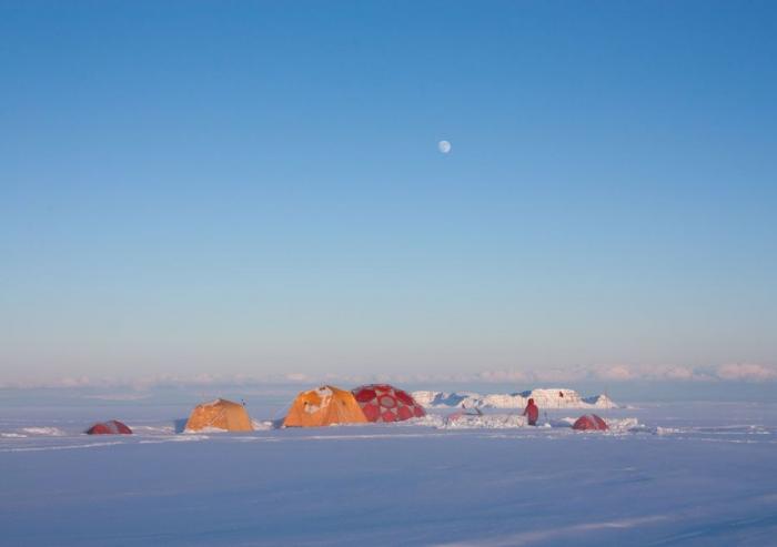 Ice core field camp on a clear spring evening, Disko Island Ice Cap, west Greenland. Image: Luke Trusel (Rowan University)