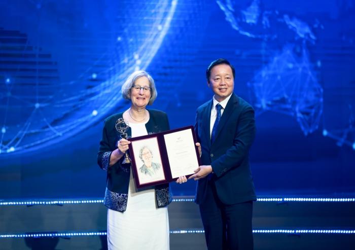 
              Vietnam’s Deputy Prime Minister Tran Hong Ha presented Susan Solomon with the VinFuture Award for Female Innovator at an award ceremony on Dec. 20 in Hanoi, Vietnam. Solomon was recognized for her work on ozone depletion and th...