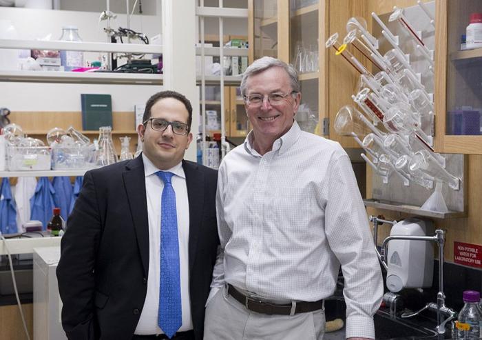 
              Sahag Voskian SM ’15, PhD ’19 (left) and Professor T. Alan Hatton have developed an electrochemical cell that can capture and release carbon dioxide with just a small change in voltage.
              Photo: Stuart Darsch
      