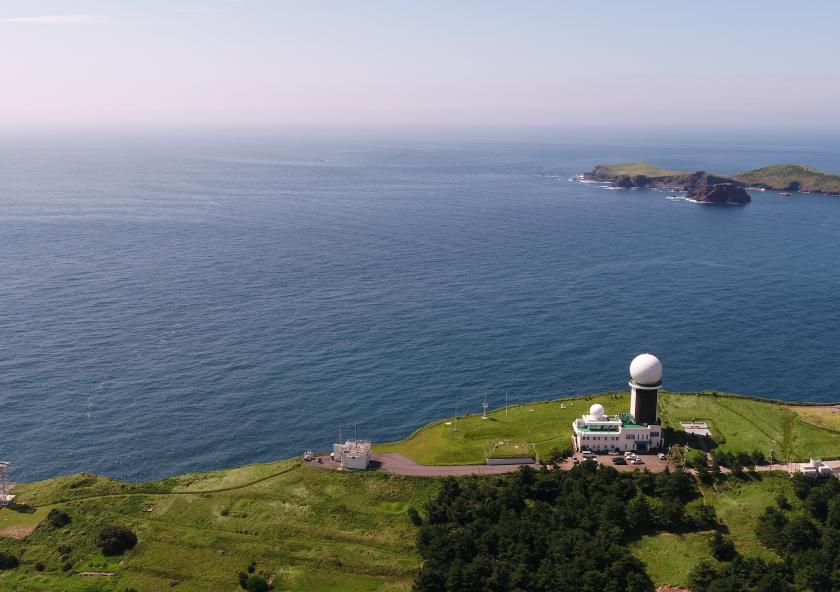 
              An aerial view of the Gosan Observatory, including the AGAGE station in Gosan, South Korea (lower left), which takes hourly measurements of more than 50 trace gases, including CFC-11.
              Credit: KMA/NIMS
      
