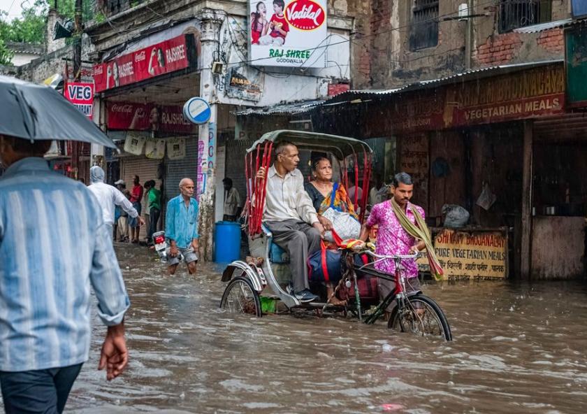 “The Indian monsoon is considered a textbook, clearly defined phenomenon, and we think we know a lot about it, but we don’t,” says Senior Research Scientist Chien Wang. An image from Varanasi, India, shows flooding in 2011.
“The Indian monsoon is considered a textbook, clearly defined phenomenon, and we think we know a lot about it, but we don’t,” says Senior Research Scientist Chien Wang. An image from Varanasi, India, shows flooding in 2011.