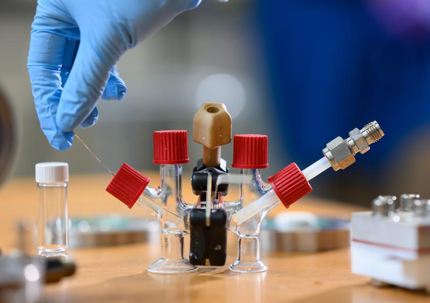 An H-cell modified with electrodes and an ion-conducting ceramic membrane to conduct sodium-air fuel cell experiments. An H-cell modified with electrodes and an ion-conducting ceramic membrane to conduct sodium-air fuel cell experiments.