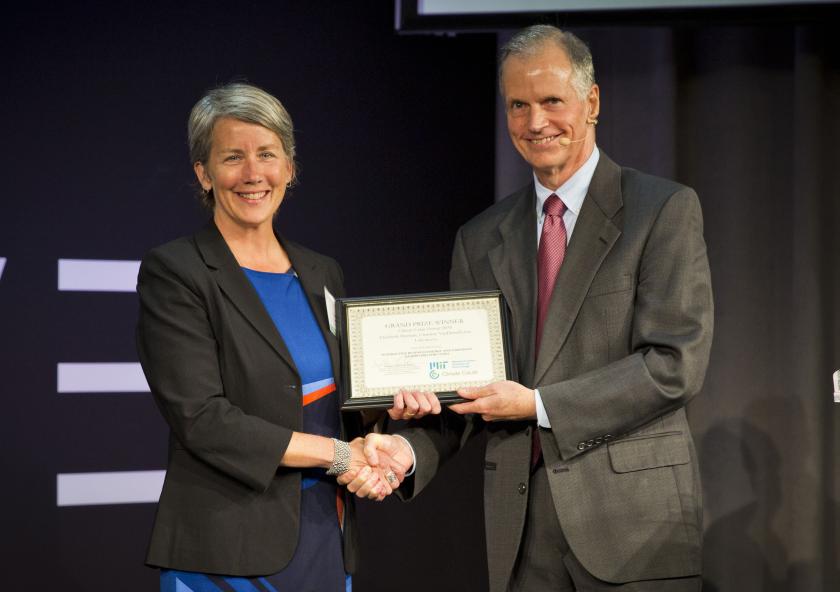 Elizabeth Sheehan, CEO of Climate Smart, receives the $10,000 grand prize from MIT professor and Climate CoLab founder Thomas Malone.