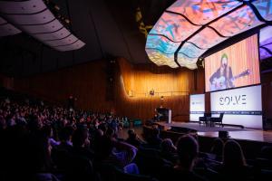 
              Globally recognized artist Beatie Wolfe commences Solve at MIT in Kresge Auditorium.
              Photo courtesy of MIT Solve.
      