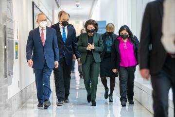 
              MIT President L. Rafael Reif, MIT.nano Director Vladimir Bulovic, U.S. Secretary of Commerce Gina Raimondo, MIT Vice President for Research Maria Zuber, and City of Cambridge Mayor Sumbul Siddiqui, walking through a hallway during ...