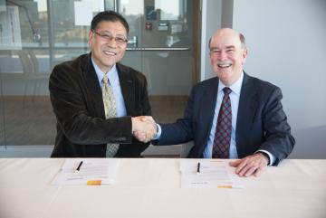 Zhu Zhenqi (left), president of ENN Energy Research Institute, and Robert Armstrong, director of the MIT Energy Initiative, sign the agreement for ENN's membership in MITEI's Center for Energy Storage Research.Photo: Kelley Travers/MITEI