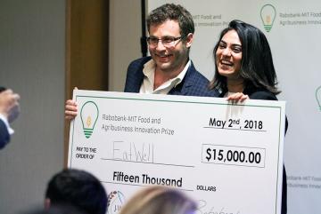 Dan Wexler (left) and Priya Patel of EatWell, which won the $15,000 grand prize at this year's Rabobank-MIT Food and Agribusiness Innovation Prize competition. Photo: Andi Sutton/Abdul Latif James World Water and Food Security Lab (J-WAFS)