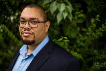 
              MIT mechanical engineering professor Asegun Henry He believes the key to reducing carbon emissions lies in our ability to box up the sun.  
              Image: Adam Glanzman
      