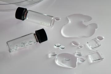 
              MIT engineers have found that a common hydrogel has unique, super-soaking abilities. Even as temperatures climb, the transparent material continues to absorb moisture, and could serve to harvest water in desert regions, and passivel...