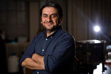 
              Cem Tasan, MIT’s newly tenured Thomas B. King Associate Professor of Metallurgy, has learned to lean in to the unexpected in research and in life.
              Photo: Adam Glanzman
      