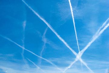 
              An MIT team has generated new maps of jet contrails over the United States before and during the Covid-19 pandemic, which show a steep reduction in the area covered by contrails in 2020. 
              Image: iStockphoto
      