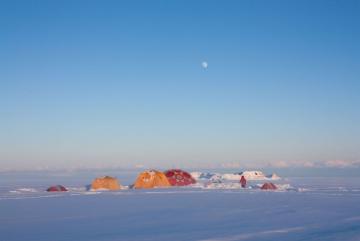 Ice core field camp on a clear spring evening, Disko Island Ice Cap, west Greenland. Image: Luke Trusel (Rowan University)
