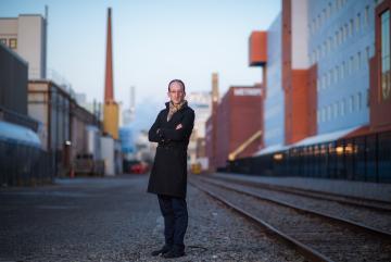 
              Associate Professor Michael Short's innovative teaching methods made classes personal, experiential, and created opportunities for one-on-one interactions with every student during the pandemic.
              Photo: Gretchen Ertl
      