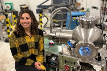 
              In the laboratory, Zoe Fisher uses a vacuum chamber to irradiate high-temperature superconductors with protons. It is attached to the particle accelerator — DANTE.
              Photo: Paul Rivenberg
      
