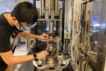 
              Postdoc Tiange Xing conducts an experiment in the Peč Lab related to the group’s newly funded project to expand understanding of new processes for storing CO2 in basaltic rocks by converting it from an aqueous solution int...
