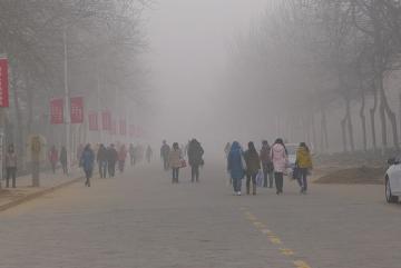 University students walk through dense air pollution at Anyang Normal University in Henan Province, China.Photo: V.T. Polywoda/Flickr
