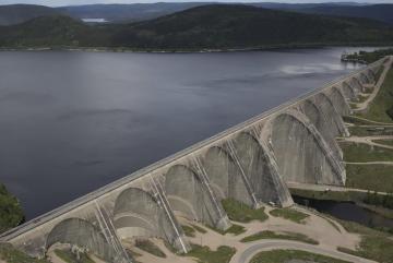 
              The Daniel-Johnson Dam in Quebec generates 2,660 MW of electric power.
              Photo courtesy of New Hampshire Public Radio.
      