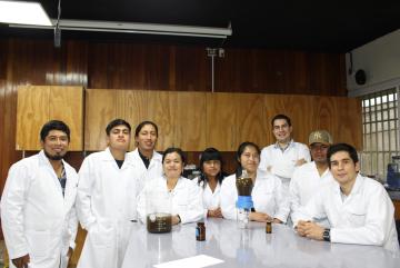 Members of the Ija´tz and Innoc farming cooperatives pose in the new University del Valle de Guatemala essential oil extraction lab, led by Rodrigo Aragon (far right), with Elizabeth (fourth from left). 